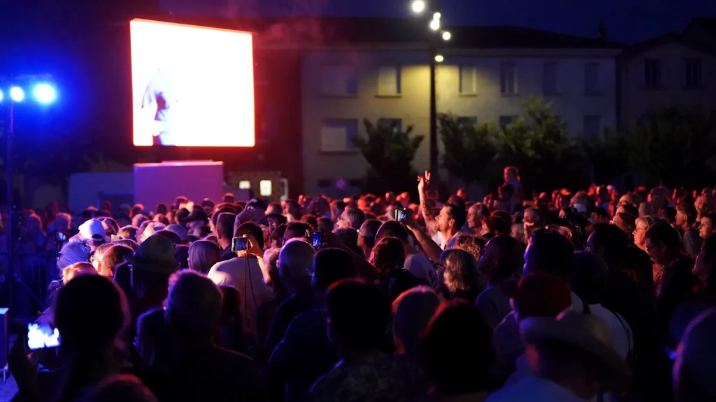 Public dansant devant la scène
